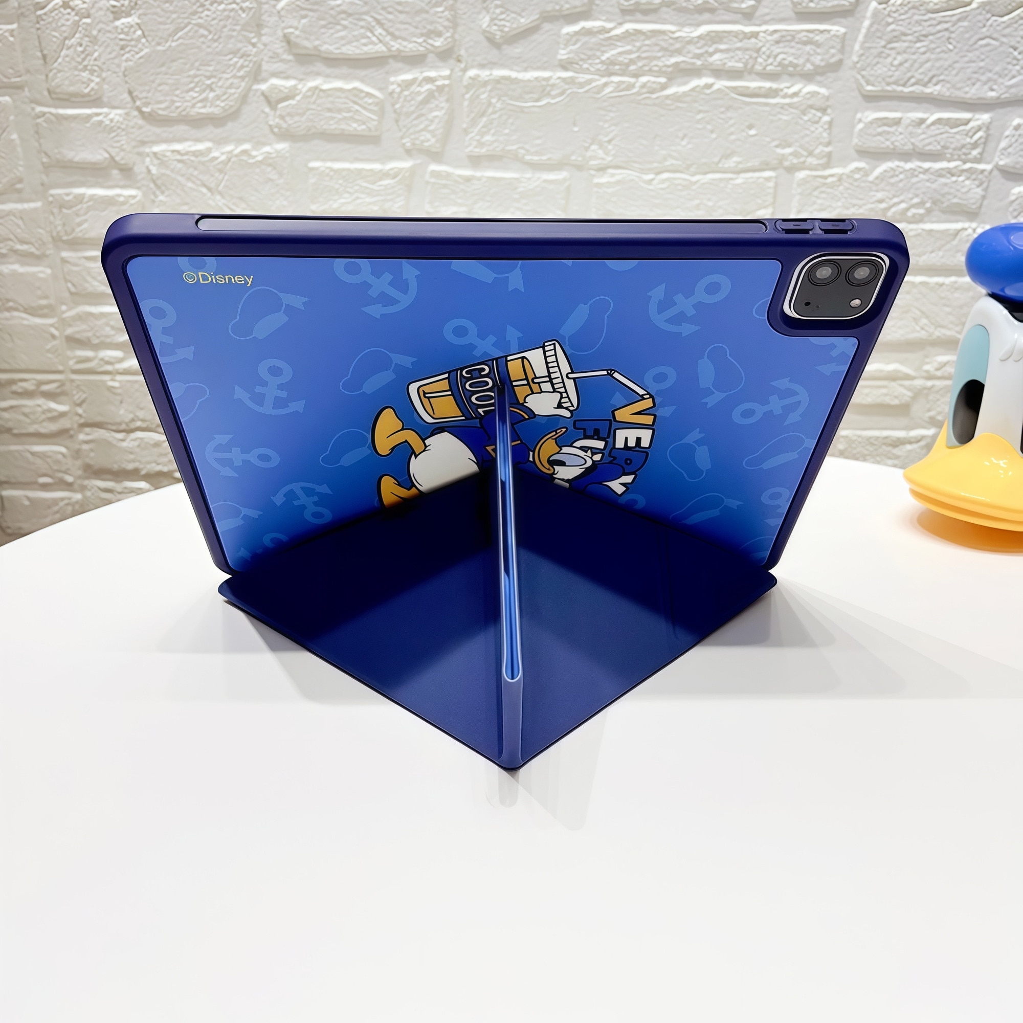 Husa Smart Cover pentru iPad 10 10.9" (2022) / iPad 11 11" (2025), Stand Pliabil tip Y (Origami), Design Donald Duck, Slot pentru Pen, Functie Auto Sleep/Wake, Protectie Anti-soc, Albastru, Alb