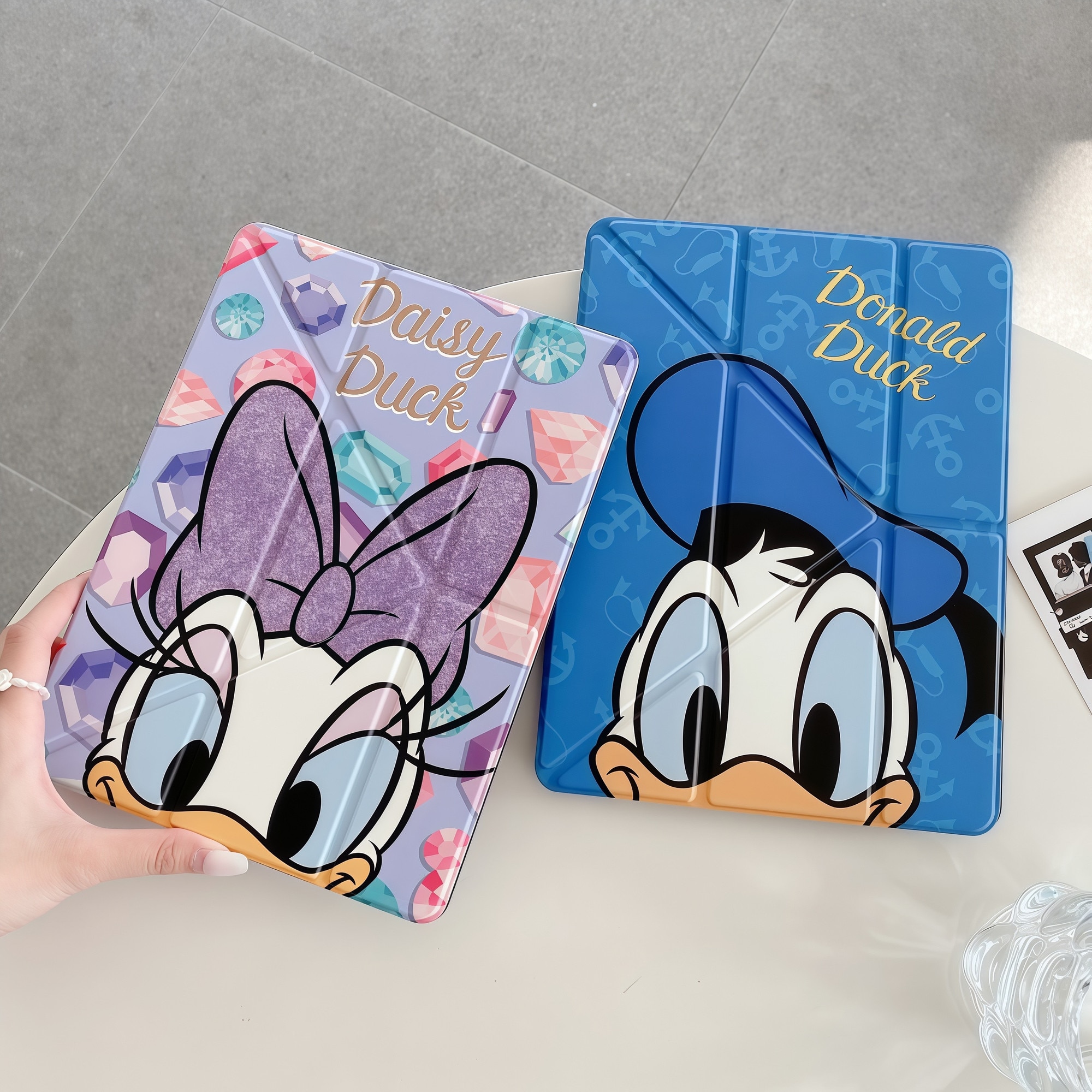 Husa Smart Cover pentru iPad 10 10.9" (2022) / iPad 11 11" (2025), Stand Pliabil tip Y (Origami), Design Donald Duck, Slot pentru Pen, Functie Auto Sleep/Wake, Protectie Anti-soc, Albastru, Alb