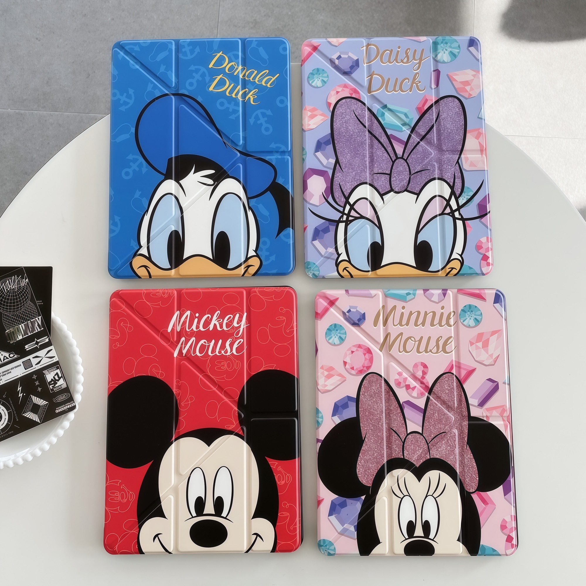 Husa Smart Cover pentru iPad 10 10.9" (2022) / iPad 11 11" (2025), Stand Pliabil tip Y (Origami), Design Donald Duck, Slot pentru Pen, Functie Auto Sleep/Wake, Protectie Anti-soc, Albastru, Alb