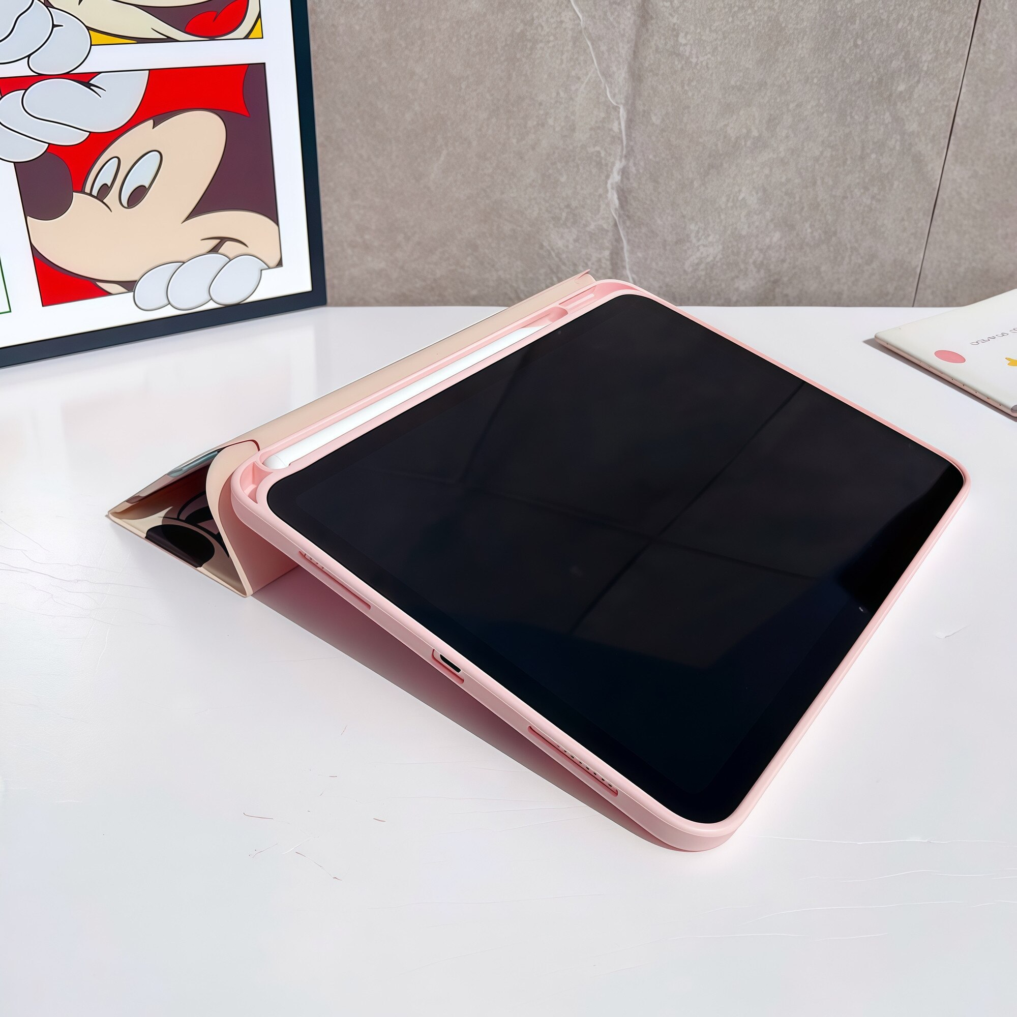 Husa Smart Cover pentru iPad Air 13" (M3 / M2) / Pro 12.9" (Gen 3-6), Stand Pliabil tip Y (Origami), Design Minnie Mouse, Slot pentru Pen, Functie Auto Sleep/Wake, Protectie Anti-soc, Roz