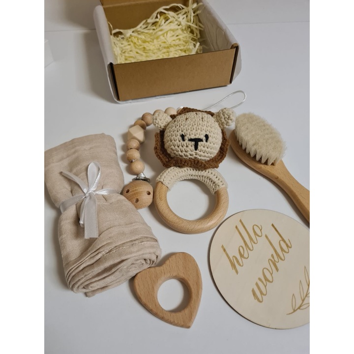 Prémium ajándékszett újszülötteknek, babáknak és gyerekeknek, 0-24 hónapos korig, 6 kiegészítővel - törölköző, hajkefe, cumilánc, játék, Hello World kártya, kézzel horgolt állat csörgő, kézműves, Oroszlán