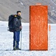 Sac de Dormit Termic de Urgenta, Bivvy Bag Impermeabil pentru Supravietuire, Reflecta 90% din Caldura Corporala, cu Fluier, Portabil pentru Camping, Drumetii si Auto, Portocaliu