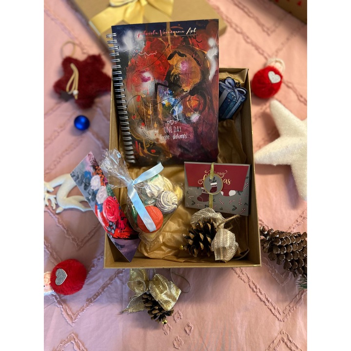 Cutie de Cadou cu Agenda, Semn de Carte, Două Globuri și Dulciuri Artizanale, Pictură Gabriela Vrinceanu, Multicolor, 30x21cm
