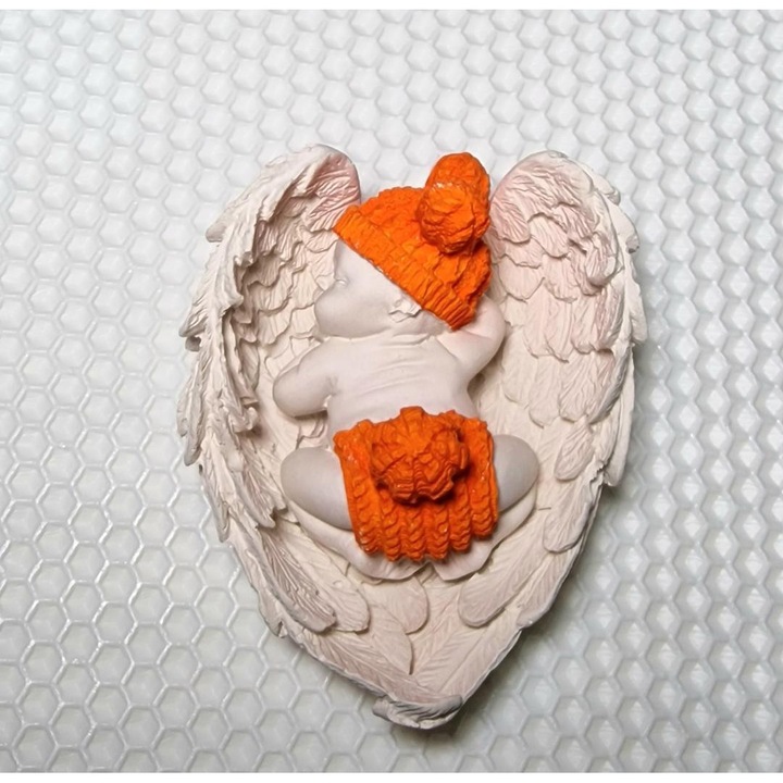 Marturie botez din ipsos in forma de bebelus pe aripi, 8 cm, portocaliu