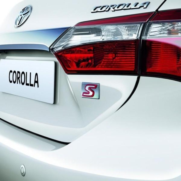 Króm embléma csomagtartófedélre Toyota Corolla 2013-2016, PZ443-E0010-00, eredeti