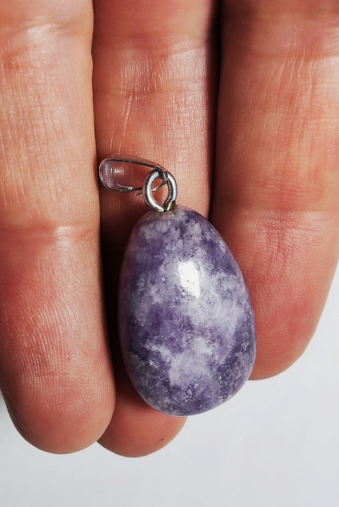 Pandantiv cu fir de gilt si piatra semipretioasa naturala de Lepidolit, Mov, 3.5 cm