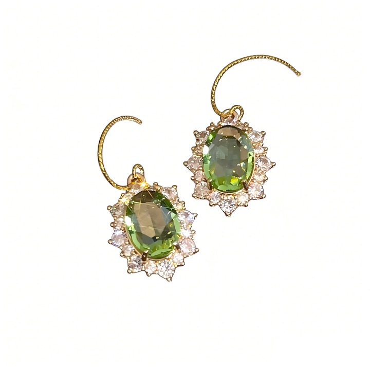 Cercei cu Peridot si Zirconiu, Piatra Nasterii din August cu Montaj Halo, Cercei Eleganti cu Metal Texturat