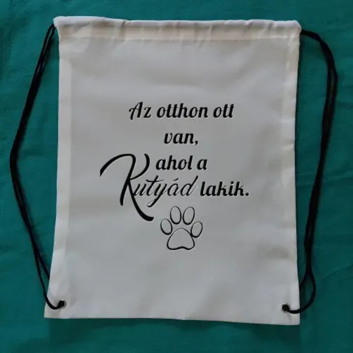 "Az otthon ott van, ahol a kutyád lakik" tornazsák, (Anyaga 100% poliészter, Szélessége 34 cm, Magassága 42 cm, Mélysége ~1 cm, Súlya ~20 gramm)