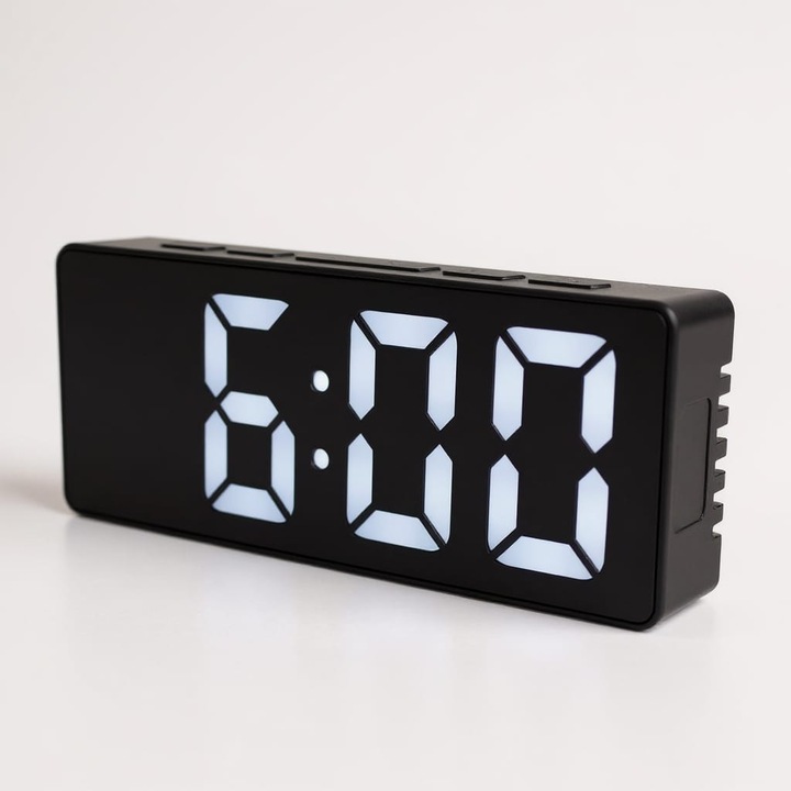 Ceas de birou digital cu afisaj LED alb, temperatura ambientala, alarma puternica, alimentare USB, baterie de rezerva, design compact 16x6 cm, consum redus si vizibilitate zi/noapte, ideal pentru birou sau locuinta