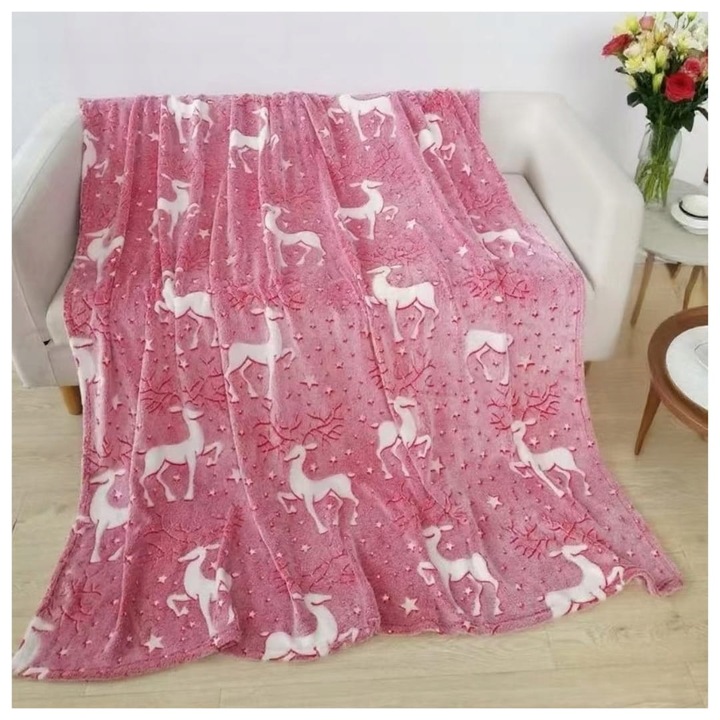 Patura Care Straluceste In Intuneric, Cotton World, Fabricata Din Microfibra, Design Unic, Placuta La Atingere, Certificata Oeko-Tex Standard 100, 150 x 200 cm, Roz