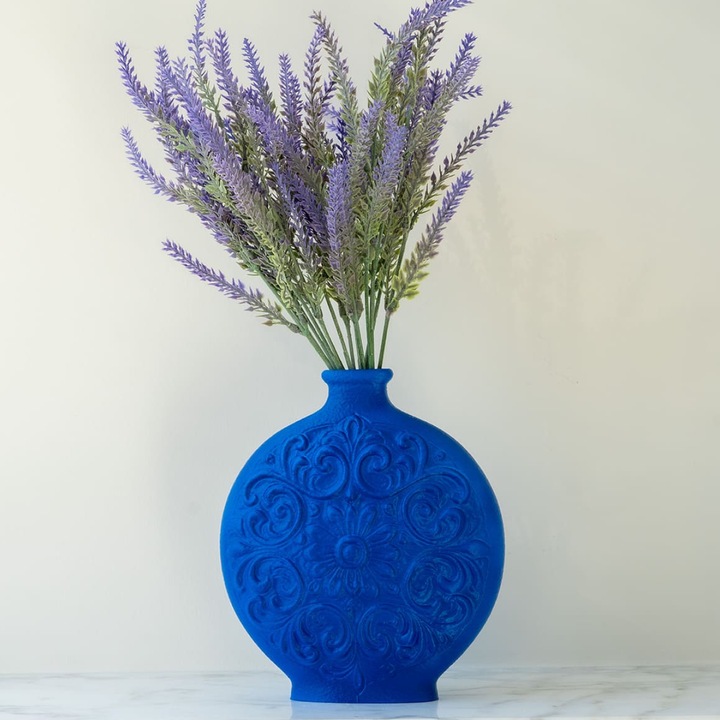 Vaza Decorativa Royal Blue, Flori incluse, 3 Flori de Lavanda Artificiale, Pictata Manual, Felicitare inclusa, 20 x 16 x 5 cm, Albastru