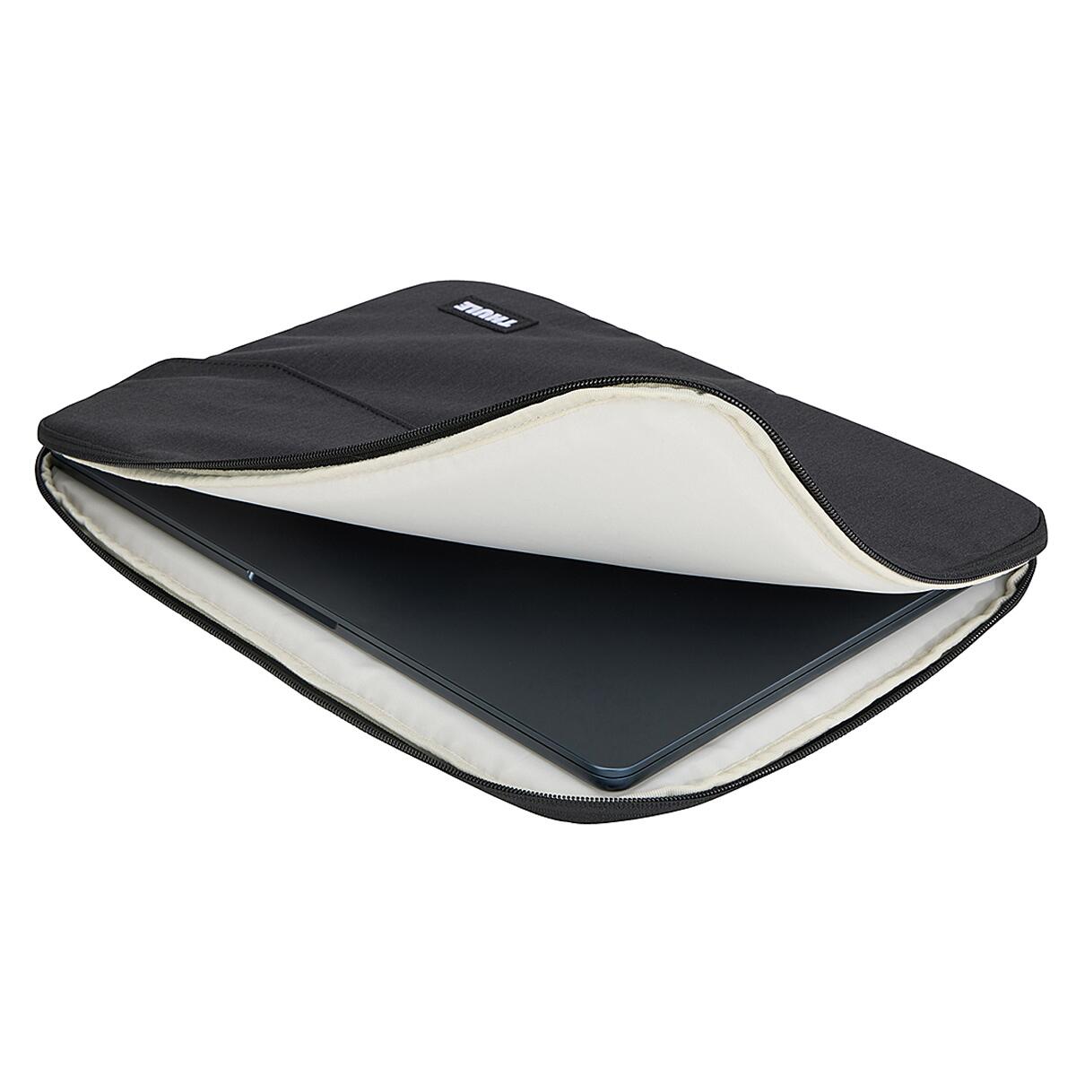Husă laptop Thule Lithos, neagră, pentru MacBook Air 15", dimensiuni 37x3.5x27cm