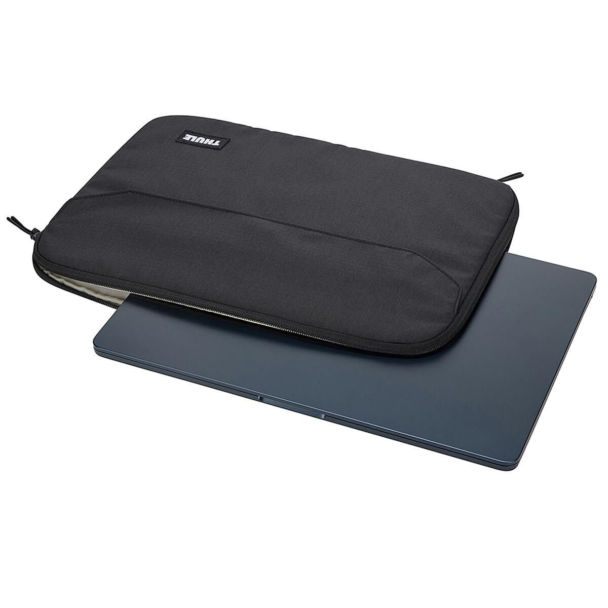 Husă laptop Thule Lithos, neagră, pentru MacBook Air 15", dimensiuni 37x3.5x27cm