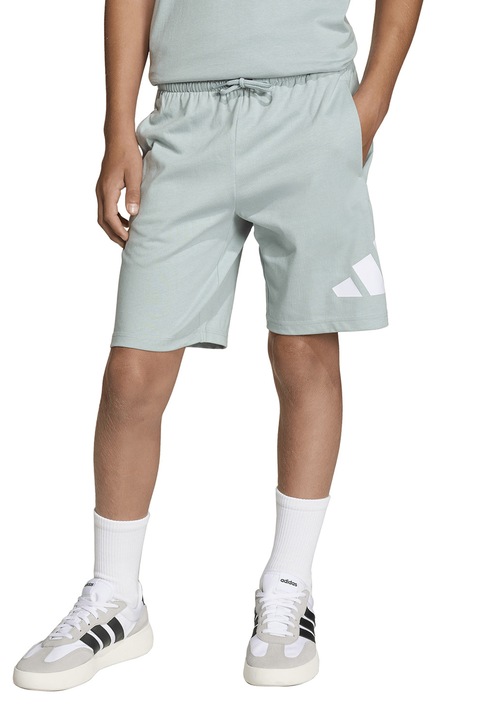 adidas Sportswear, Bermude cu imprimeu logo, Alb/Verde pal