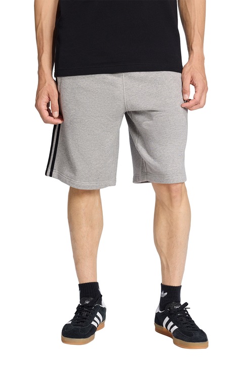 adidas Originals, Pantaloni scurti de bumbac cu logo brodat si benzi contrastante, Gri melange