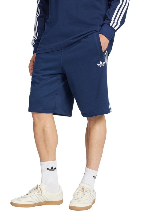 adidas Originals, Pantaloni scurti de bumbac cu logo brodat si benzi contrastante, Albastru prafuit