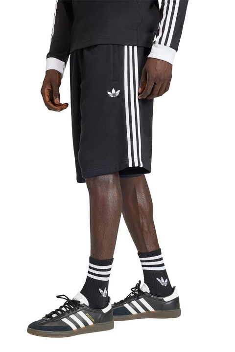 adidas Originals, Pantaloni scurti de bumbac cu logo brodat si benzi contrastante, Alb/Negru