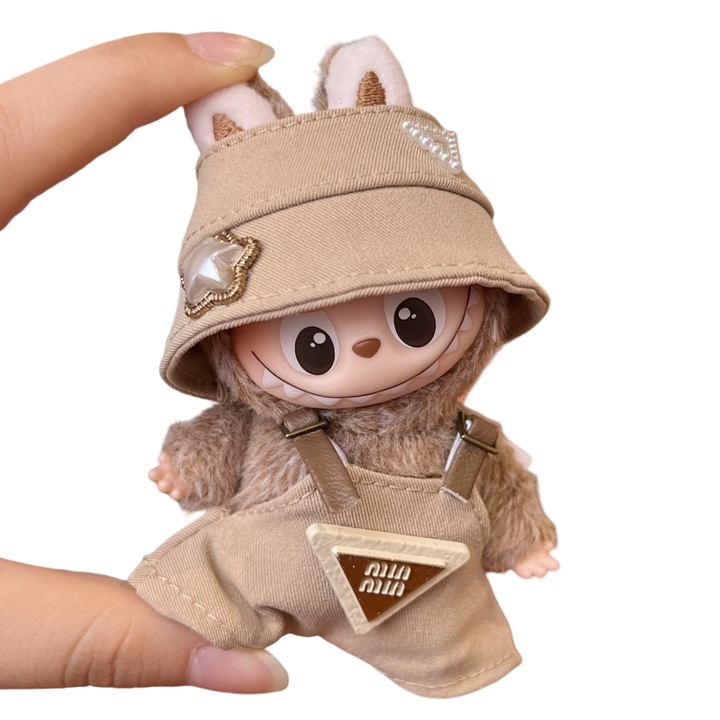 Set de haine pentru papusa Labubu, palarie maro, salopeta