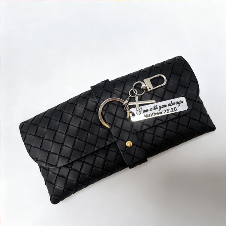 Toc de ochelari din PU tesut, AeroStudio, cu inchidere metalica si pandantiv cu verset biblic, negru, 17x8x2cm, cadou unisex