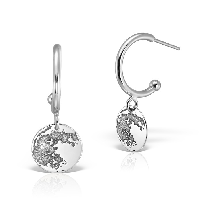 Cercei semicerc cu tija, charm banut gravat luna, argint 925 placat cu platina