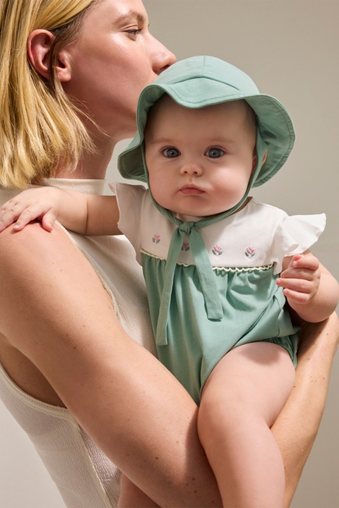 Mayoral, Set de salopeta scurta si caciula, Alb/Verde pal