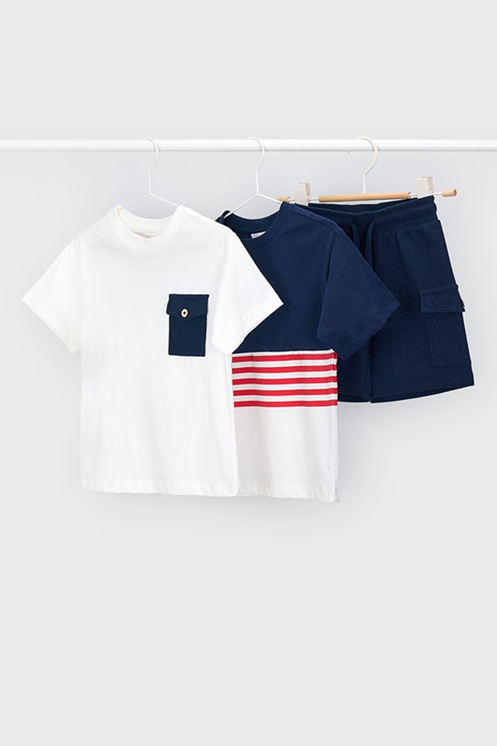 Mayoral, Set de tricou din amestec de bumbac si pantaloni scurti - 3 piese, Alb, Bleumarin, 110 CM