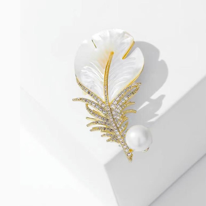 Brosa din perla cu forma de pana, AeroStrideX, aurita, cristale, 54mm