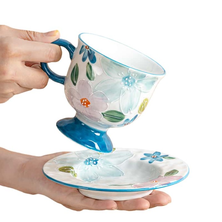 Set cani ceramice handmade cu farfurie, design floral tridimensional, alb-albastru, fundal galben, pentru ceai de dupa-amiaza