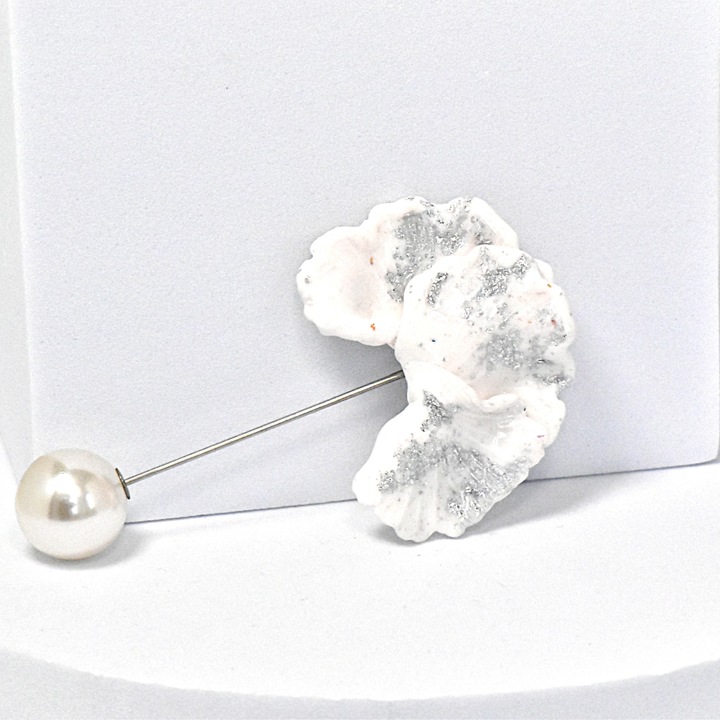 Brosa NARRU din lut polimeric si rasina epoxidica, design floral, unica, 5x8cm