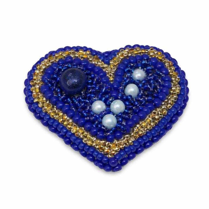 Brosa handmade inima albasstra cu margele si accente aurii, Amma Design