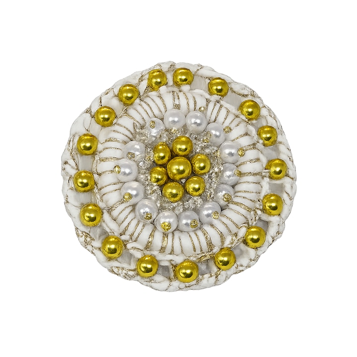 Brosa handmade cu perle aurii, accesoriu elegant realizat manual