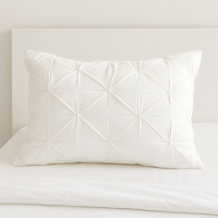 Perna puf gasca Ralex Pucioasa, 100% naturala, 50x70cm, impermeabila, albă