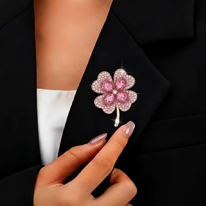 Martisor Brosa Dama Rahel, Model Trifoi Roz, Placata cu Aur 18K, 4.8 x 3.7 cm, Stil Francez Elegant, Cutie Cadou inclusa