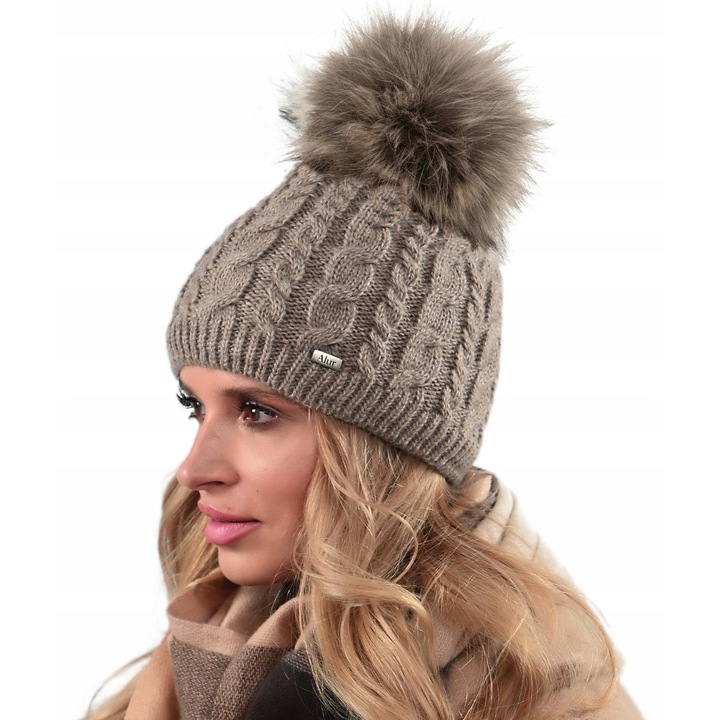 Női téli sapka Alur, pomponos modell, polár bélésű, Latte, méretei 20x22cm
