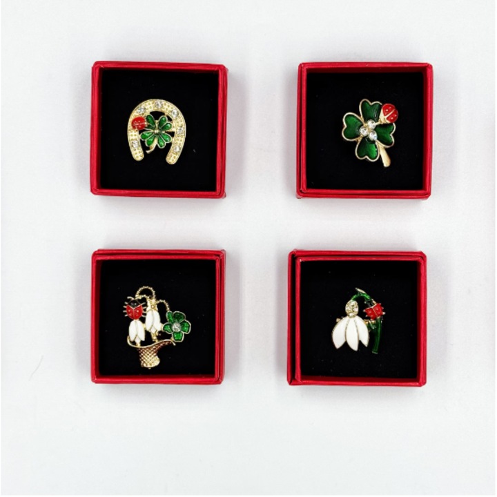 Martisoare Tip Brosa cu Snur si Cutie – Cadouri 1 Martie