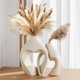 Set de 2 Vaze Ceramice Albe in Forma de Inima, Stil Nordic, Obiecte Decorative Minimaliste Elegante pentru Nunta, Dining, Living, Birou, Casa, 20.7x15.5cm/13.5x17.5cm