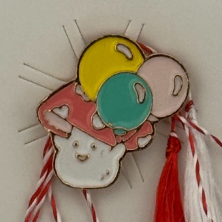 Martisor pentru copii, Jolie, Material Metal, Ambalaj Carton cu Design, Dimensiune Brosa Aproximativ 2x2 cm, Multicolor, Model Ciuperca si Baloane