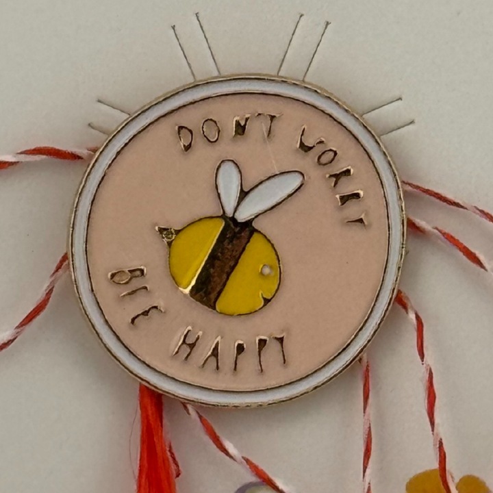 Martisor pentru copii, Jolie, Material Metal, Ambalaj Carton cu Design, Dimensiune Brosa Aproximativ 2x2 cm, Multicolor, cu Mesaj, Model Albinuta