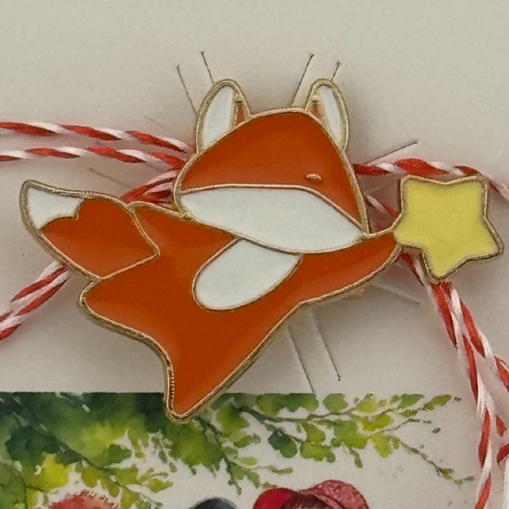 Martisor pentru copii, Jolie, Material Metal, Ambalaj Carton cu Design, Dimensiune Brosa Aproximativ 2x2 cm, Multicolor, Model Vulpe