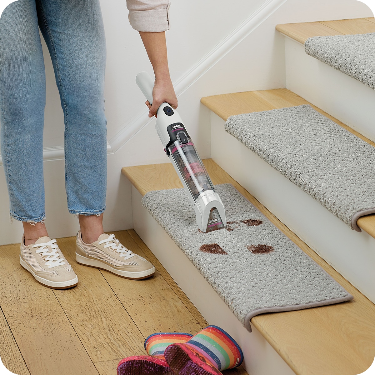 Aparat portabil de curatat pete StainForce Shark HX100EU, pentru covoare, tapițerie, saltele si interior auto, aspirare umeda, sistem spray-extractie pentru pete dificile, rezervor 0,14 L, putere 100 W