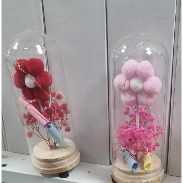 Decor floral în cupolă de sticlă cu iluminare ambientală