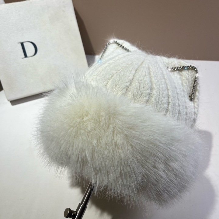 Плетена дамска шапка, котешки ушички, заешка кожа, бяла