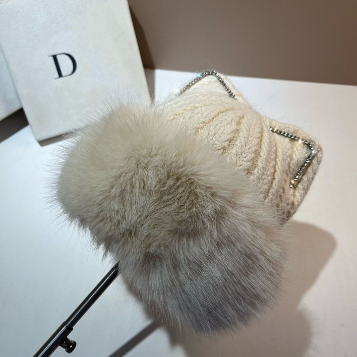 Дамска плетена шапка, котешки уши, заешка козина, бежова