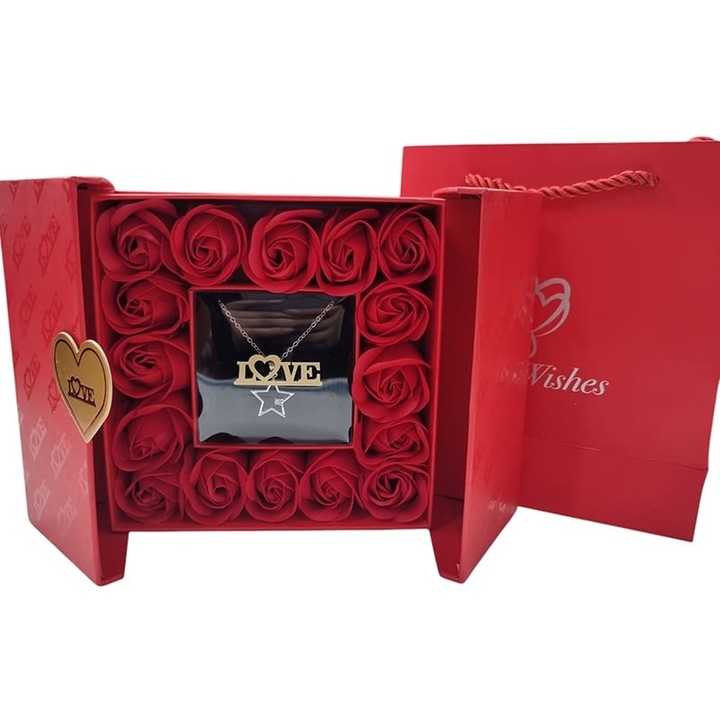 Романтичен подаръчен комплект Casa Shop LoveBloom с 18 изкуствени червени рози и изненадващ медальон, прозрачна кутия