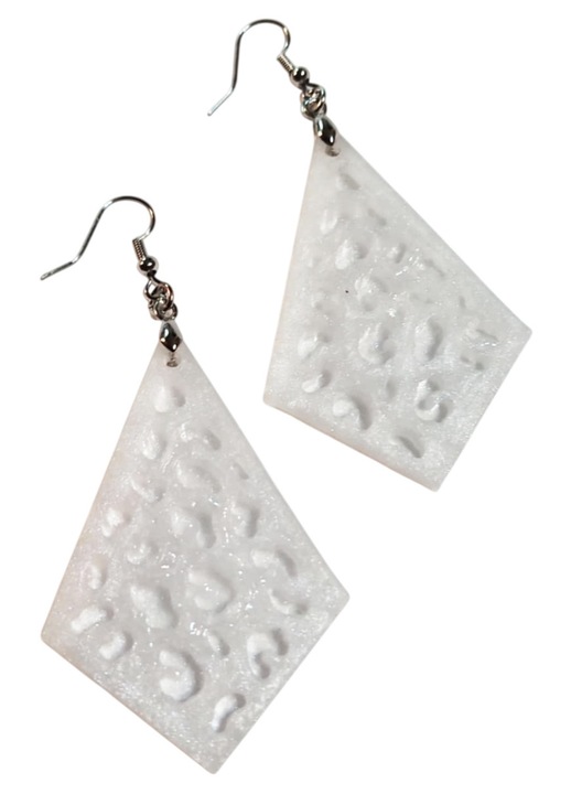 Cercei dama, realizati manual, rasina sintetica, alb, 8x3.5 cm