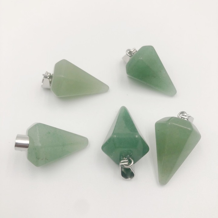 Természetes zöld aventurin medál, 25x15mm, fazettált forma, polírozott felület, világoszöld szín