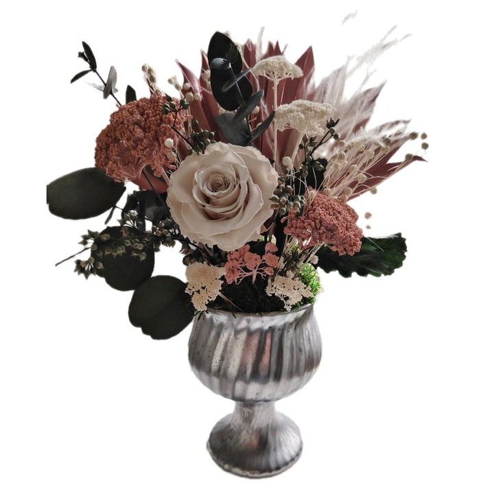 Aranjament floral cu trandafir criogenat, plante stabilizate și flori uscate, nuanțe crem și teracota, în vas vintage metalizat