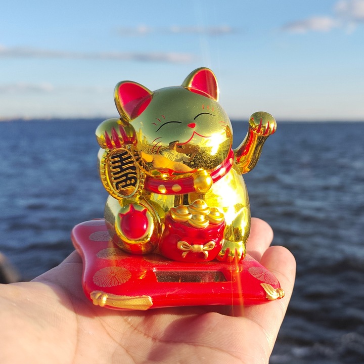Figurina Pisica Norocoasa Maneki Neko cu Actionare Solara, Editie Aurie, 7x6.5x7.5cm, fara baterii