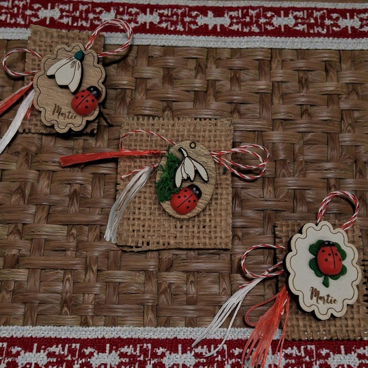 Natura in Miniatura: Set 3 Martisoare Artizanale din Lemn pe Panza de Sac