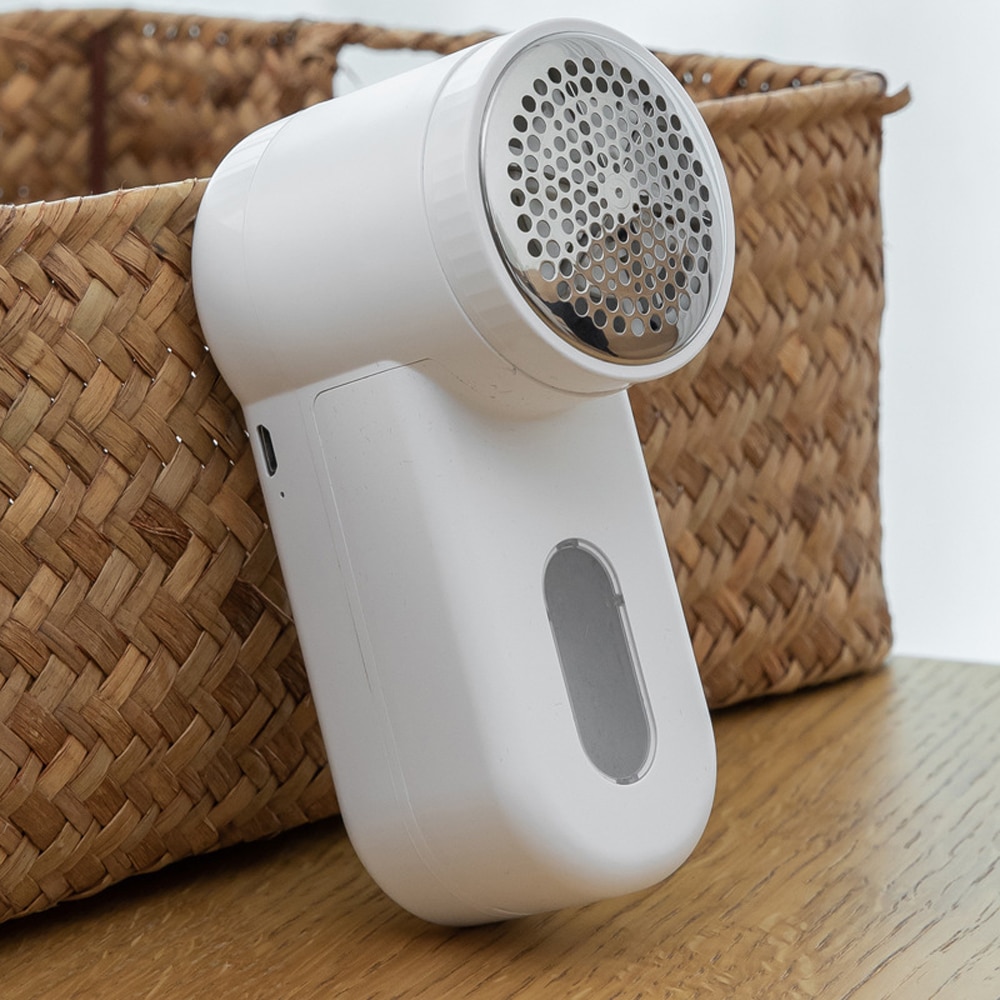 Aparat electric pentru indepartat scame, alb